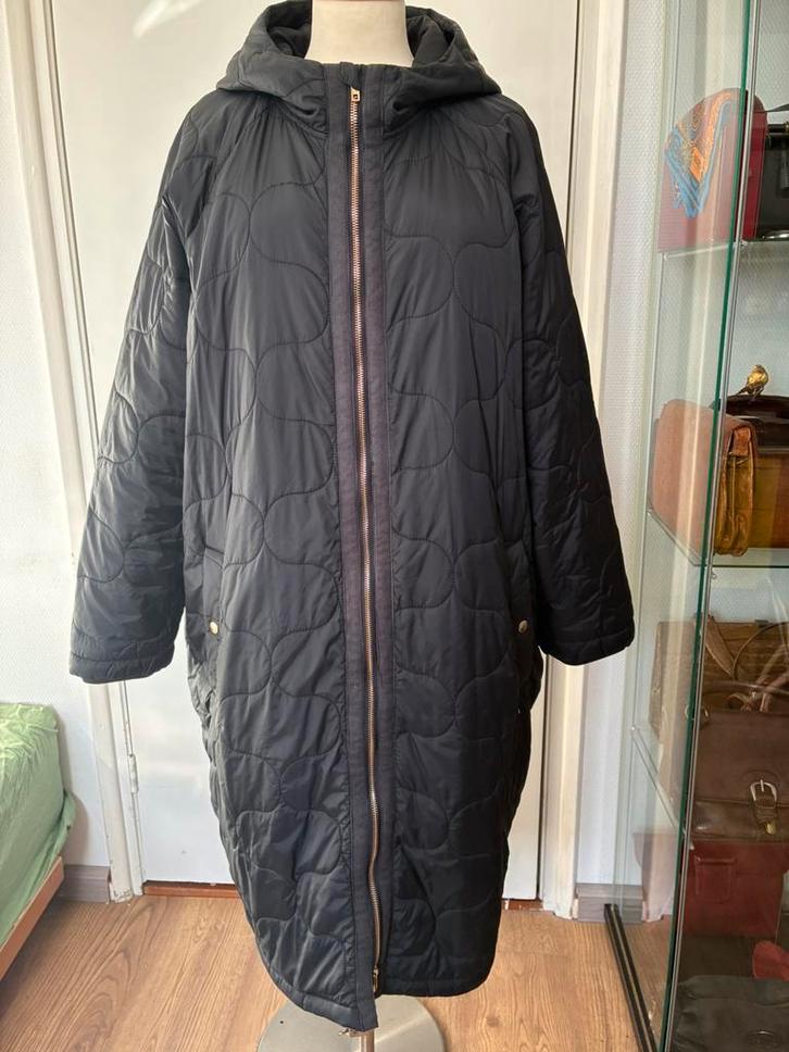 ZOEY diepzwarte doorgestikte jas L/XLmet rits en capuchon, Kleding | Dames, Jassen | Winter, Zo goed als nieuw, Maat 46/48 (XL) of groter