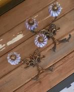 2 Vintage Kapstokhaken Messing & Porselein paars gemêleerd, Overige materialen, Gebruikt, Wandhaken, Ophalen of Verzenden