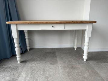 Grenenhouten eettafel met wit onderstel en lade beschikbaar voor biedingen