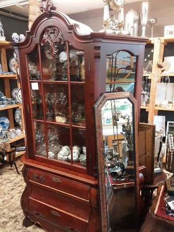 Mooie Antieke Vitrinekast beschikbaar voor biedingen