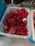 2 bakken vol met rode kerstballen., Ophalen, Zo goed als nieuw