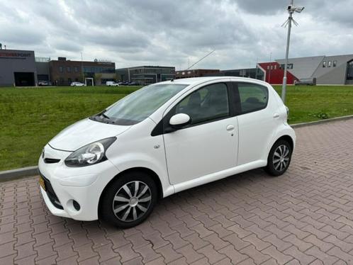 Toyota Aygo 1.0 12V Vvt-i 5DRS 2013 Wit, Auto's, Toyota, Particulier, Aygo, Airbags, Airconditioning, Bluetooth, Centrale vergrendeling