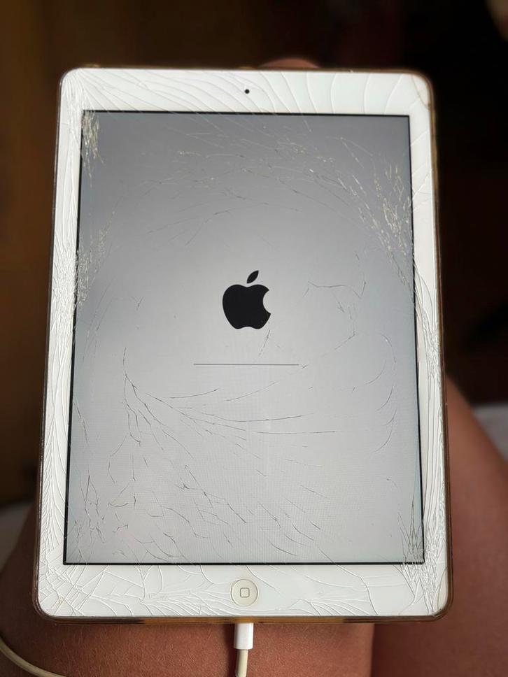 iPad met gebarsten scherm - Werkt nog!, Computers en Software, Apple iPads, Niet werkend, Apple iPad, Wi-Fi, 8 inch, 16 GB, Wit