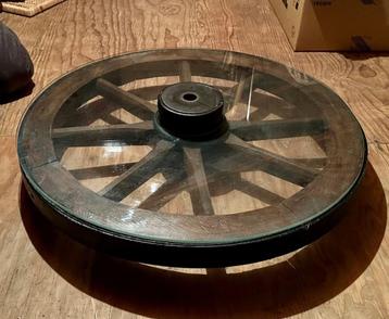 Antiek wagelwiel met glasplaat  beschikbaar voor biedingen