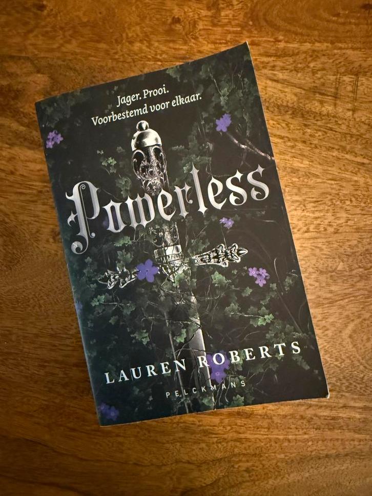 Powerless - Lauren Roberts, Boeken, Fantasy, Zo goed als nieuw, Ophalen of Verzenden