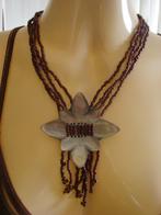 Vintage ketting met parelmoer bloem en glas rocailles., Ophalen of Verzenden, Zo goed als nieuw, Bruin, Overige materialen