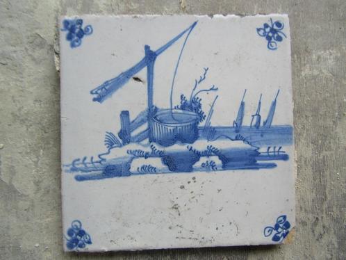 een antieke tegel met een waterput in een landschapje, Antiek en Kunst, Antiek | Wandborden en Tegels, Ophalen of Verzenden
