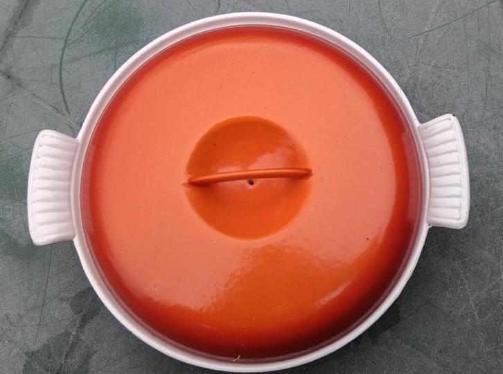 DRU gietijzer 3 vaks schaal + deksel oranje verlopend (G207), Huis en Inrichting, Keuken | Potten en Pannen, Gebruikt, Overige typen