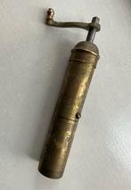 Vintage pepermolen of koffiemolen met decoratief patroon, Antiek en Kunst, Ophalen of Verzenden, Koper