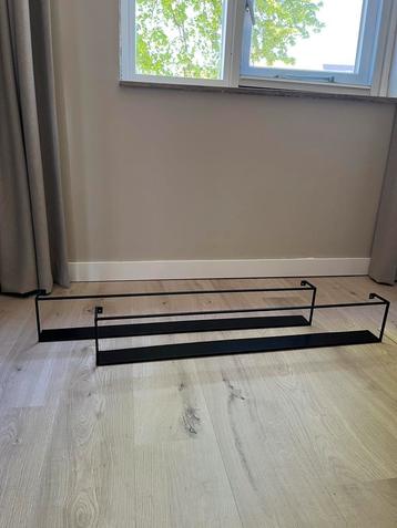 Zwarte wandplank beschikbaar voor biedingen