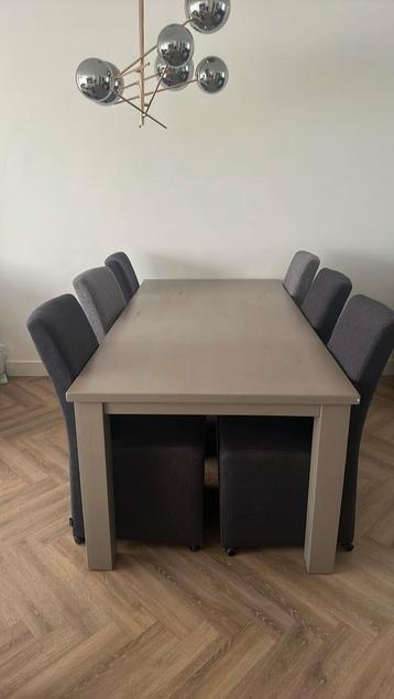 Massief eiken eettafel met 6 stoelen  beschikbaar voor biedingen