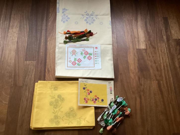 Twee tafellakens om te borduren,dessin 3066 DMC+72031 Nobles, Hobby en Vrije tijd, Borduren en Borduurmachines, Nieuw, Borduurpakket