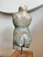 Beeldje van steen op sokkel van hout, Ophalen of Verzenden