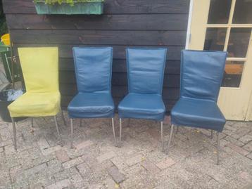 Vier keurige eetkamerstoelen voor een reep chocola beschikbaar voor biedingen