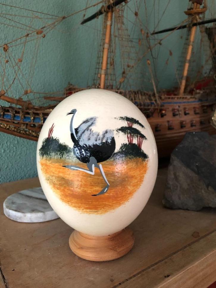 Handbeschilderd struisvogelei op houten voet, Antiek en Kunst, Curiosa en Brocante, Ophalen of Verzenden