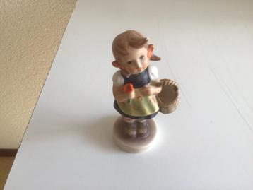 Hummel Beeldje Meisje met Mand beschikbaar voor biedingen