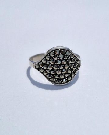 Maat 17,75 - Mooie zilveren (925) ring met veel MARKASIETEN beschikbaar voor biedingen