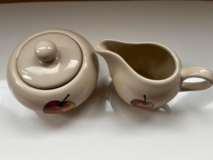 Suikerpot en Melkkan met Appel Design, Huis en Inrichting, Keuken | Servies, Zo goed als nieuw, Overige typen, Overige stijlen