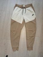 Nike Broek - Tech Fleece Stijl, Kleding | Heren, Sportkleding, Maat 48/50 (M), Beige, Nike, Ophalen of Verzenden