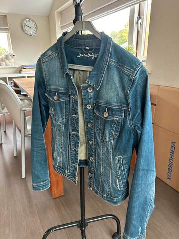 Denim deligt spijkerjasje beschikbaar voor biedingen