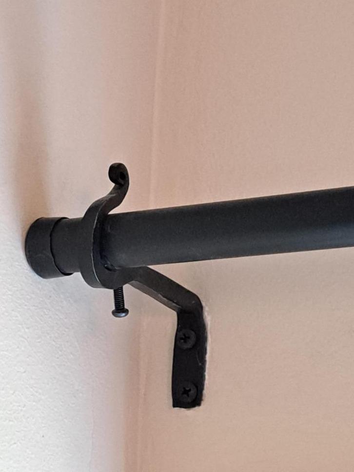 Zwart Metalen Gordijnroede met 2 Wandsteunen - Lengte 110 cm, Huis en Inrichting, Stoffering | Gordijnen en Lamellen, Zo goed als nieuw