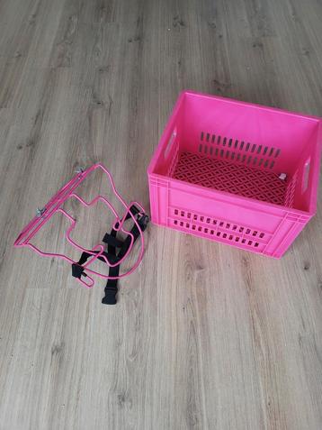 Roze fietskrat en tassendrager