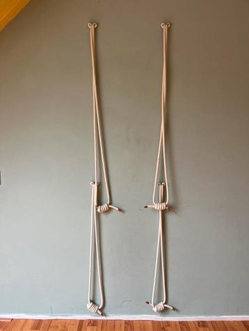 Iyengar yoga set, touwen, stoel, blokken, kussens, boeken beschikbaar voor biedingen