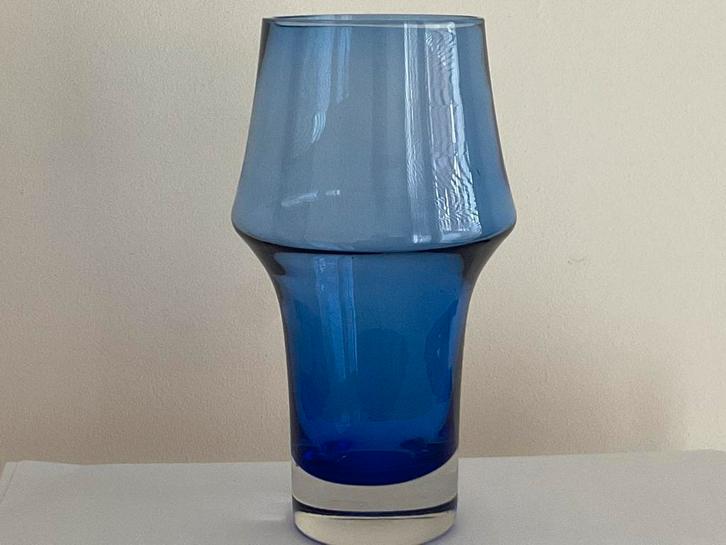 Riihimäen Lasi Oy Finland: blauwe vaas Tamara Aladin ca.1975, Antiek en Kunst, Antiek | Glas en Kristal, Ophalen of Verzenden