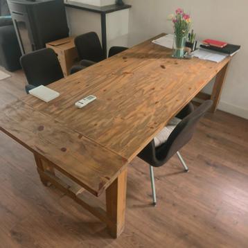eettafel en 3 stoelen beschikbaar voor biedingen