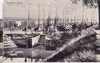 tholen havenzicht 1908 met div personen bij de boten, Verzamelen, Ansichtkaarten | Nederland, Ophalen of Verzenden, Voor 1920