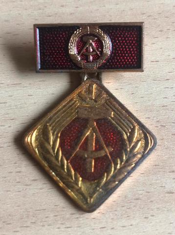 DDR Medaille met spange en spreuk achterop beschikbaar voor biedingen