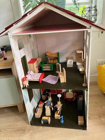 Poppenhuis met houten inrichting & poppenhuispoppen beschikbaar voor biedingen