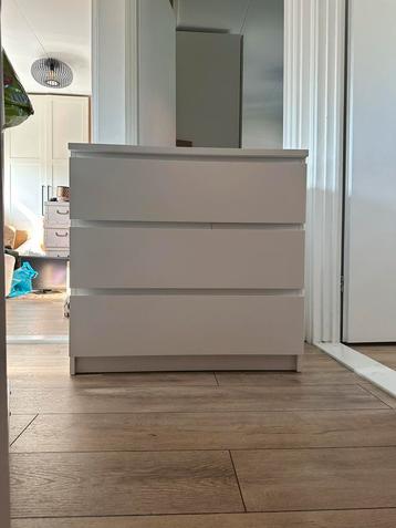 Malm kast beschikbaar voor biedingen