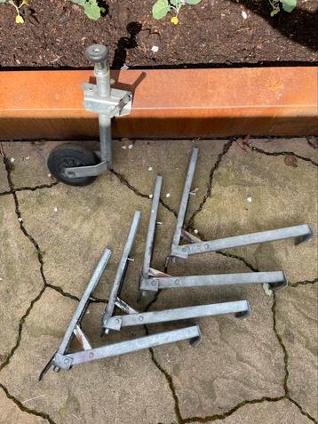 Neuswiel en 4 stuks steunen van een vouwwagen beschikbaar voor biedingen