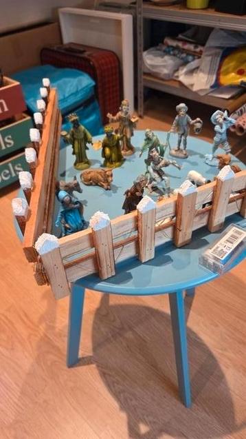 Hekje met plastic kerstbeeldjes beschikbaar voor biedingen