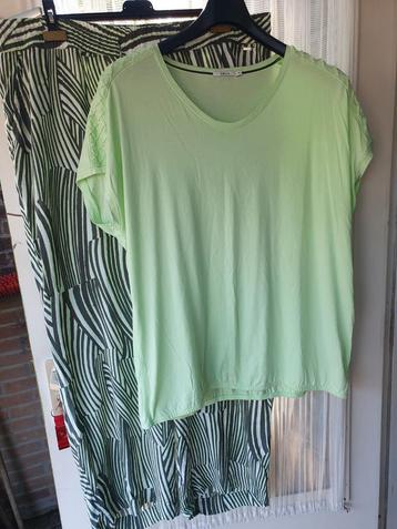 Mooie set zomerbroek en top 50/52 beschikbaar voor biedingen