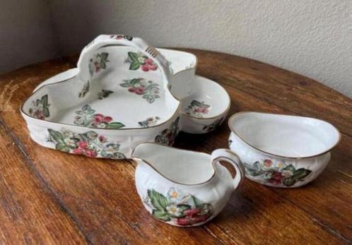 Hammersley English Bone China Ripe Strawberry Basket servies, Antiek en Kunst, Antiek | Servies los, Ophalen of Verzenden