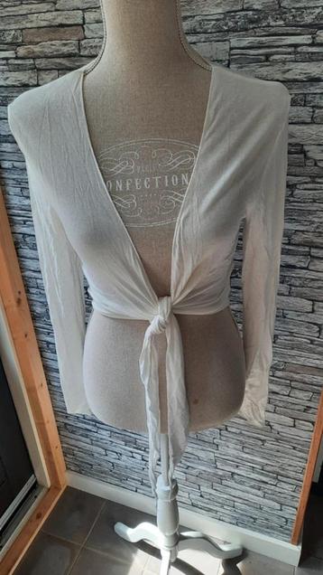 Cremekleurige bolero S/M beschikbaar voor biedingen