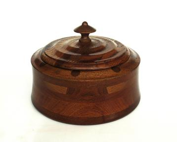 Antiek houten tabakspot. beschikbaar voor biedingen