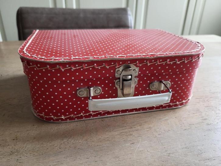 kartonnen kinder koffertje rood met witte stippen, Kinderen en Baby's, Kinderspulletjes, Gebruikt, Ophalen of Verzenden