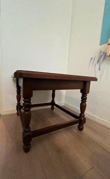 Mooi massief houten tafeltje  beschikbaar voor biedingen