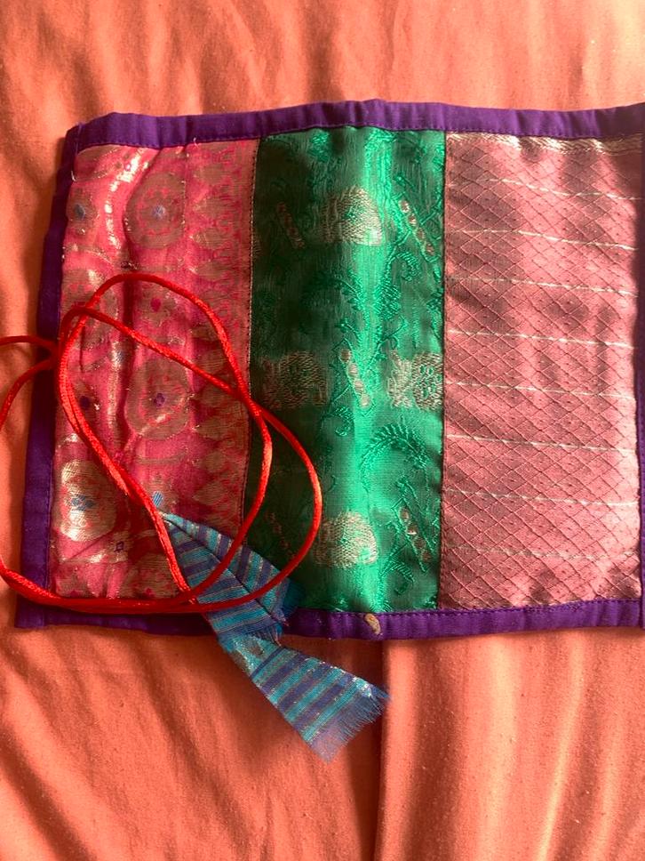 Juwelenrolletje Zijde India - Nieuw, Sieraden, Tassen en Uiterlijk, Armbanden, Nieuw, Overige materialen, Overige kleuren, Ophalen of Verzenden