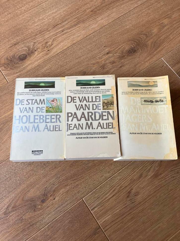Jean M. Auel - De Kinderen van de Aarde (3 delen), Boeken, Historische romans, Gelezen, Ophalen of Verzenden