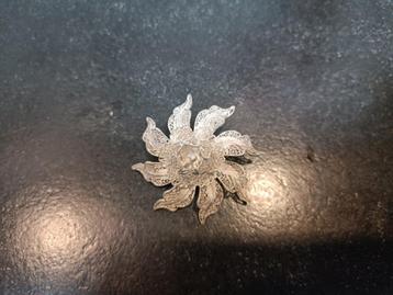 zilveren filigrein broche beschikbaar voor biedingen