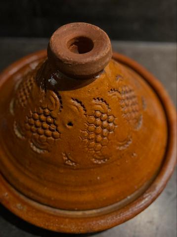 Grote oude Marokkaanse tajine beschikbaar voor biedingen