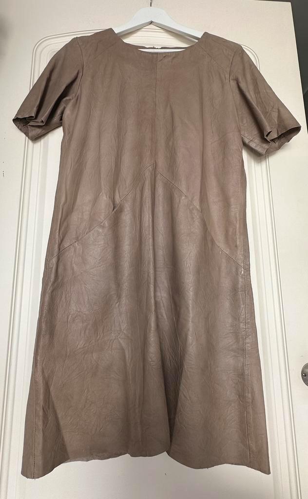 Cigno Nero , leren jurk, lever kleur, maat 42, Kleding | Dames, Jurken, Zo goed als nieuw, Maat 42/44 (L), Overige kleuren, Onder de knie