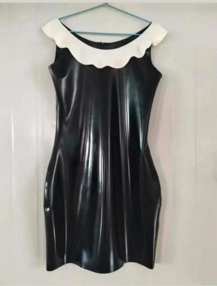 Prachtige latex jurk met ruches, tm 2XL, Kleding | Dames, Jurken, Nieuw, Zwart, Onder de knie, Ophalen of Verzenden