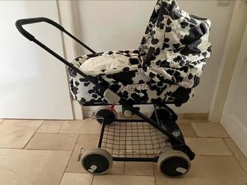 Mooie retro koeienkinderwagen beschikbaar voor biedingen