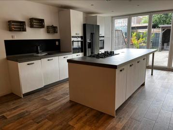 Nette wit houtlook keuken met eiland beschikbaar voor biedingen