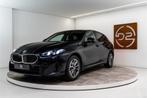 BMW 1-serie 120 Sport Premium 157PK | NIEUW 2025 PER DIRECT, 12 maanden, Stof, Gebruikt, Zwart